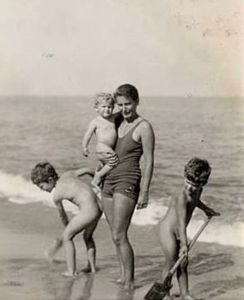 Ilse Schönflies mit Kindern, 30er Jahre. Foto: Yad Vashem