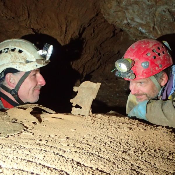 150 Millionen Jahre alte Höhlenforscher begegnen einem Tief im Berg